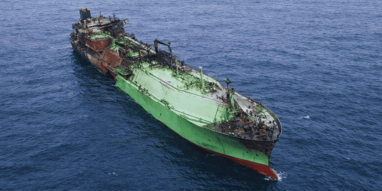 Sanctioned Russian Tanker Drifting in Mediterranean: Italy Warns of “Environmental Bomb”